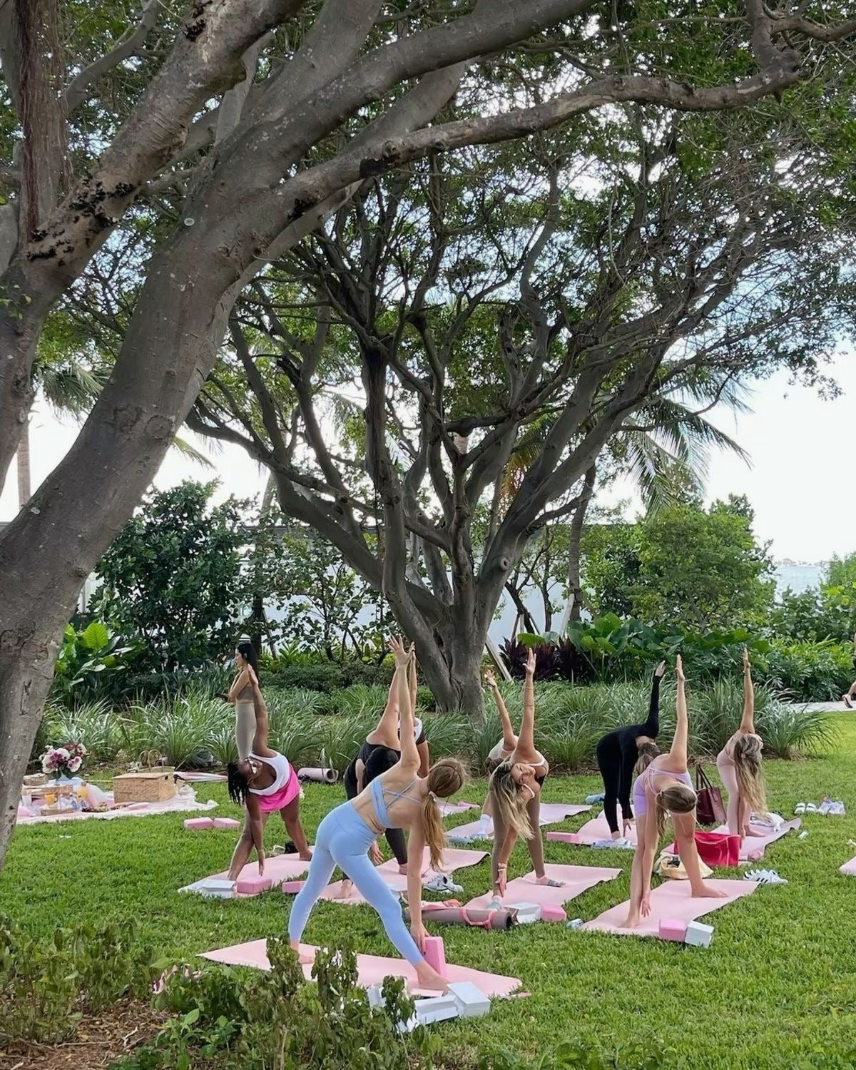 YOGA VINYASA À LA PLAGE