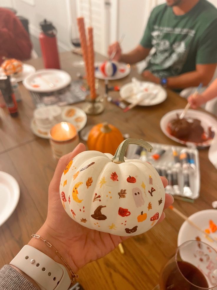 PEINTURE SUR CITROUILLE - NIMES